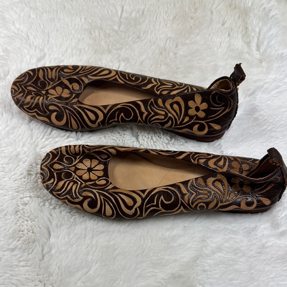 Elegant Brown Floral Flats with Intricate Design